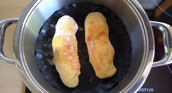 Nach dem Backen die Baguettes herausnehmen und auf einem Backrost abkühlen lassen