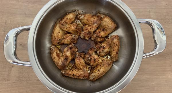 Die Pouletflügel in den kalte Eurasia mit der Haut nach unten ein legen. Die Mitte sollte frei bleiben!  Auf dem Navigenio bis Bratfenster aufheizen. Danach den Eurasia auf den umgedrehten Deckel stellen. Den Navigenio umgedreht auf den Topf legen und auf Stufe1 schalten. 6 Minuten den Audiotherm einstellen. Danach den Navigenio auf Stufe 2 schalten. 3 Minuten den Audiotherm einstellen