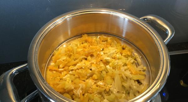 Im umgedrehten Servierdeckel zu Tisch bringen Im umgedrehten Servierdeckel zu Tisch bringen