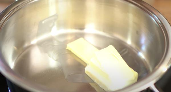 Die 100g Butter in den Topf geben und die Butter komplett schmelzen lassen.
