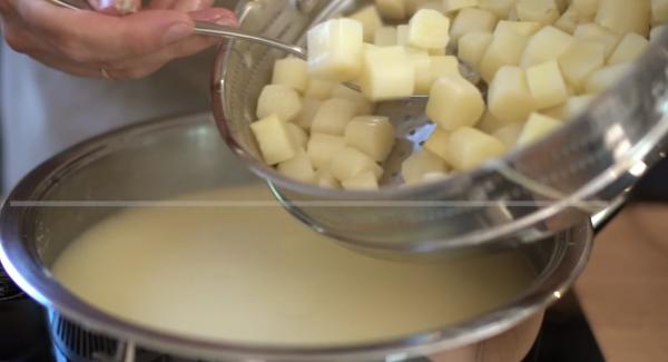 Den restlichen Spargel hinzugeben und alles gut pürieren.