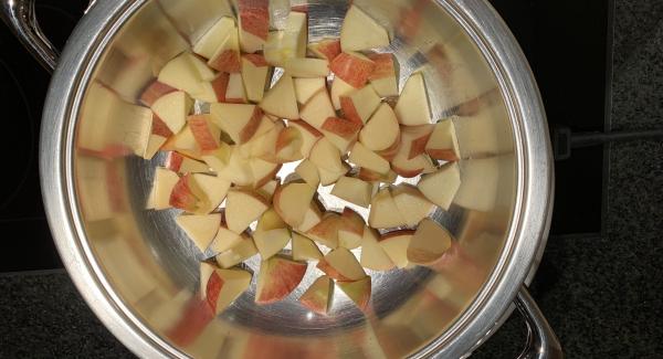 Äpfel waschen und in kleine Stücke schneiden, danach in den Eurasia geben. Eier in einer Schüssel aufschlagen und die Sahne dazu geben.