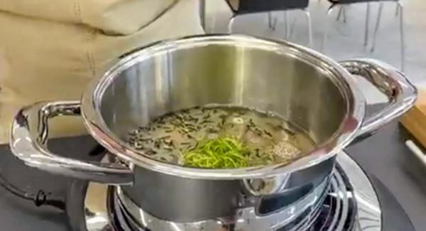 Wildreis, Limetten Julienne, Limettensaft/Wasser in den Topf geben. Salzen und umrühren.