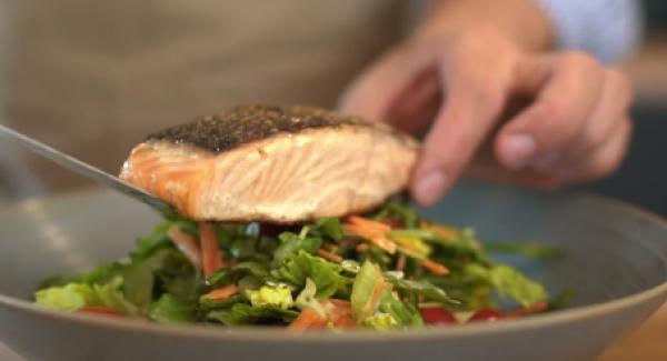 Den gebratenen Lachs und die Pfirsiche auf dem Salat anrichten.