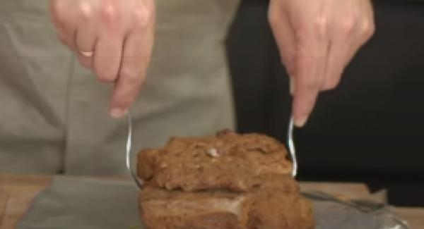 Nach Ablauf der Zeit, kann der Secuquick geöffnet werden. Vorsichtig das Fleisch aus dem Topf holen.