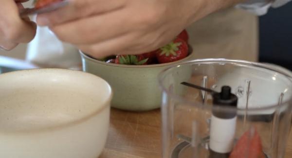 Den Strunk&nbsp;von den 1 KG Erdbeeren abschneiden und in den Quickcut geben. Anschließend alles mit dem Quickcut kleinmachen.