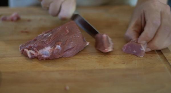 Die Lammhüfte in Würfel schneiden. Anschließend das Fleisch gut mit Salz würzen.