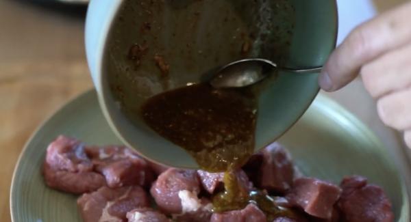 Das Fleisch gut mit der Marinade vermischen. Anschließend für mindestens 3 Stunden in den Kühlschrank stellen.