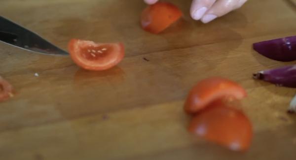 Die zwei Tomaten vierteln und anscheinend Endkernen.
