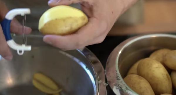 In der Zwischenzeit 1 KG Kartoffeln schälen.