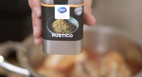 Das Hähnchen gut mit AMC-Rustico würzen.