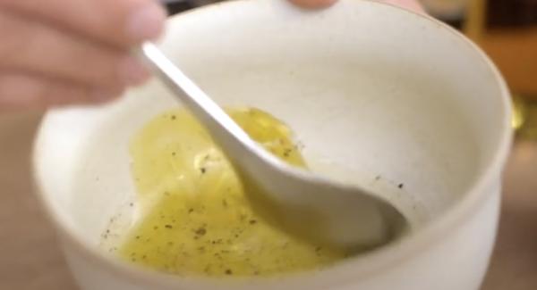 Zum Salatdressing: 4 EL Olivenöl, 1EL Balsamico Essig, Salz und Pfeffer in eine Schale verrühren.