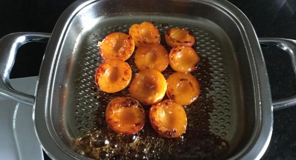 Die Aprikosen wenden, Hitze ausschalten und mit dem Deckel verschliessen. Zugedeckt 2-5 Min. (Je nach Härte der Früchte) mit der Restwärme weich schmoren.
Mit dem Aprikosen-Likör ablöschen und den Zucker zu einer Karamellsauce auflösen.