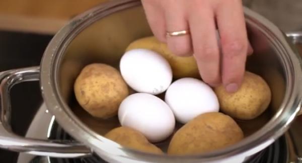 Die 6 Kartoffeln und die 4 Eier in den Topf legen.
