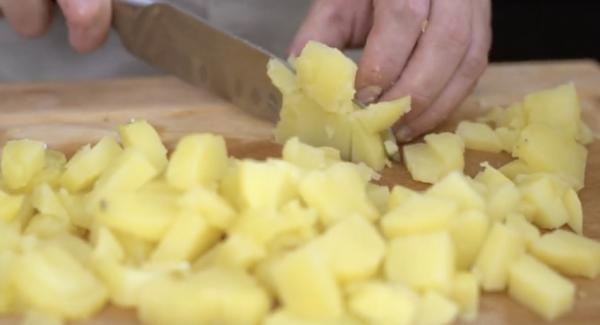 Die Kartoffeln pellen und anschließend kleinschneiden.