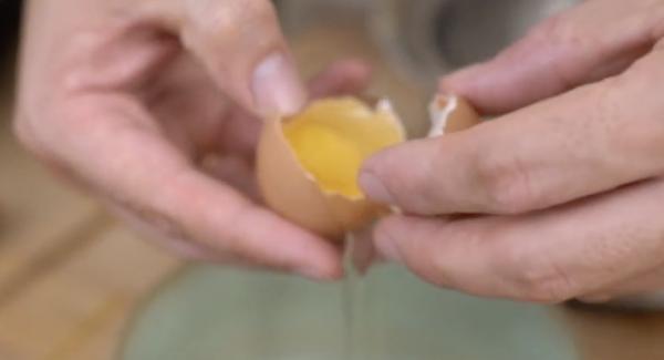 6 Eier trennen und das Eigelb in eine separate Schüssel geben.