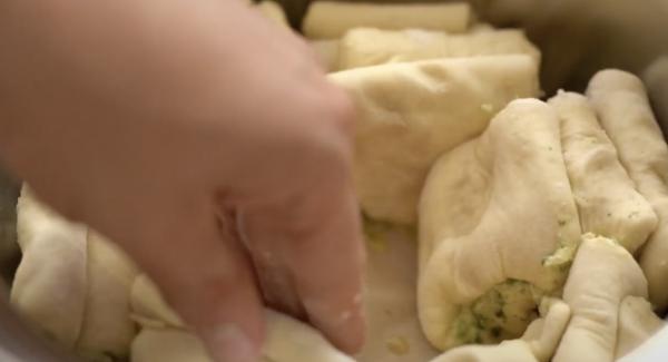 Das Backpapier in den Topf legen. Anschließend das Faltbrot längs in den Topf legen. Wichtig: In der Mitte Platz lassen.