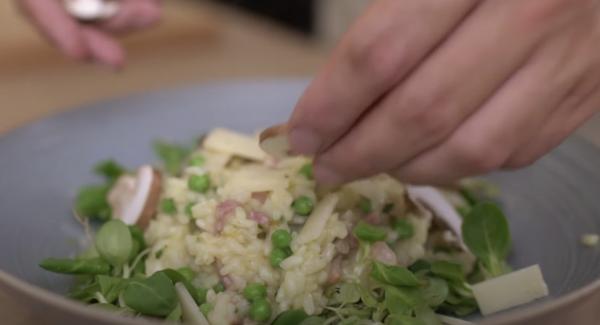 Den Risotto auf den Salat geben und mit Parmesan und Champignons verfeinern.