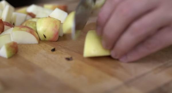 Äpfel entkernen und in kleine Würfel schneiden.