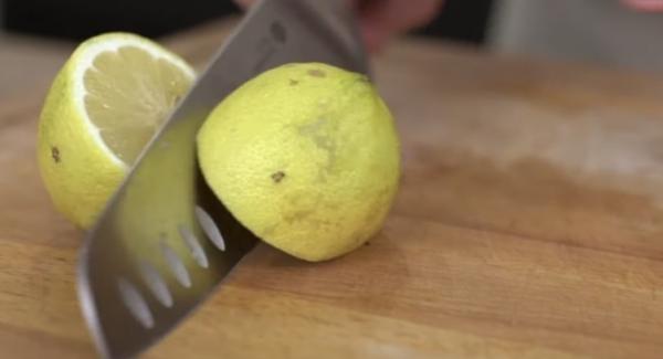 Den Saft einer kleinen Zitrone dazugeben