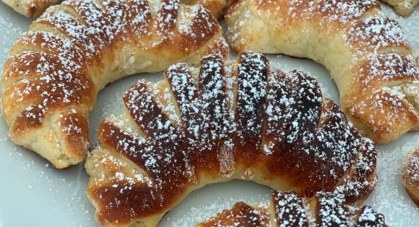 Nach dem Backen aus dem Topf nehmen, auskühlen lassen und mit Puderzucker bestreuen.