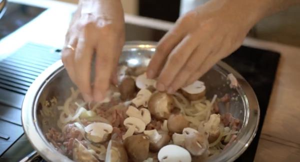 Anschließend die Champignons hinzugeben.