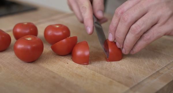 Die 400g Tomaten vierteln und entkernen.