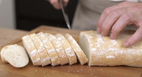 In der Zwischenzeit kann das Ciabatta Brot in Scheiben geschnitten werden.