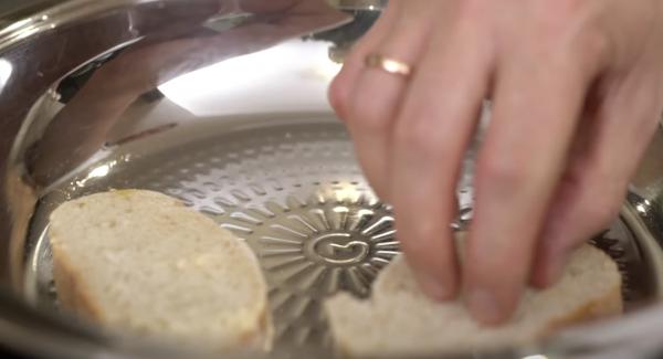 Sobald das Fleischsymbol erreicht ist, das Brot in die Pfanne geben und von beiden Seiten schön anbraten.