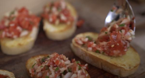 Das Ciabatta Brot mit den Tomaten belegen.