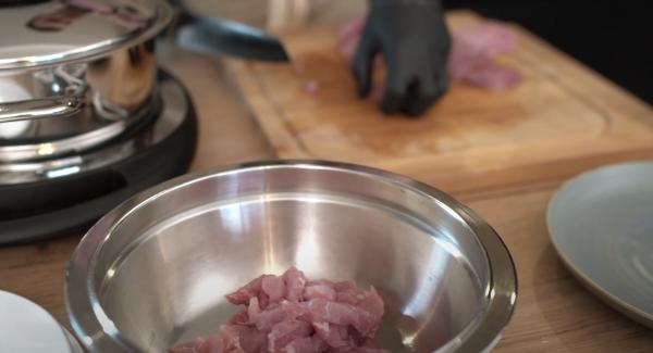 Die 800g Schweineschnitzel in Streifen scheiden. und anschließend alles in eine Schüssel geben.