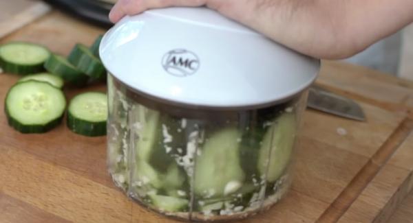 Die Salatgurke ebenfalls in den Quickcut geben und zerkleinern. Die Salatgurke muss in zwei Runden im Quickcut zerkleinert werden.