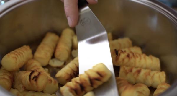 Wenn die 4 Minuten bei den Kroketten abgelaufen sind, einfach die Kroketten wenden und für weitere 2 Minuten auf Stufe 2 backen.