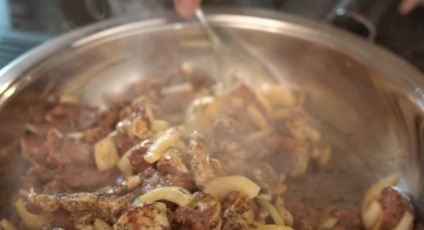 Das Fleisch für ca. 8-10 Minuten anbraten. Sollte die Hotpan abkühlen, ruhig den Herd auf Stufe 7 noch einmal erhöhen und braten lassen.