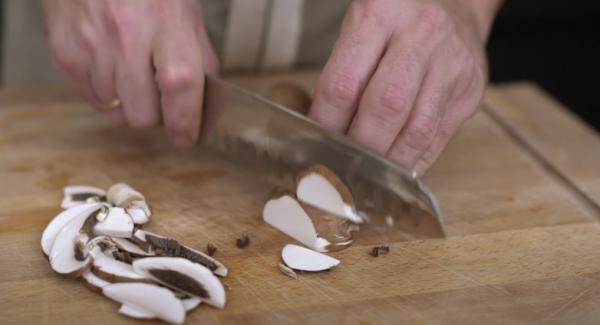 ca. 4 große Champignons in Scheiben schneiden.