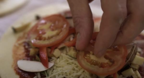 In der Zwischenzeit kann die Vegetarische Variante gemacht werden. Hierzu die Calzone mit dem Gemüse belegen.