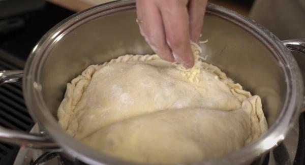 Sobald die 7 Minuten vorbei sind, können die beiden Calzone aus dem Topf genommen werden. Den Topf wieder auf den Navigenio stellen und auf Stufe 6 einschalten. Die beiden Vegetarischen Varianten dann vorsichtig in den Topf legen. Danach die beiden Calzone mit etwas Käse drüber stäuben.