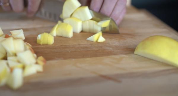 Einen Apfel in kleine Würfel schneiden.