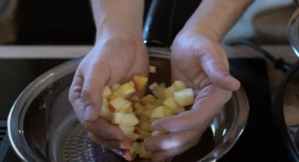 Den geschnittenen Apfel in die Hotpan geben. Anschließend den Herd auf die höchste Stufe einschalten.