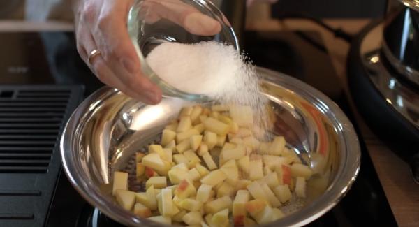 Anschließend 50g Zucker über den Apfel streuen.