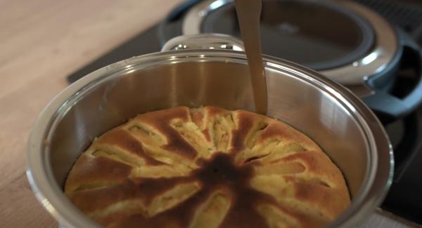 Nach Ablauf der Zeit den Kuchen im Topf abkühlen lassen. Anschließend mit einem dünnen Messer die Ränder vom Kuchen lösen.