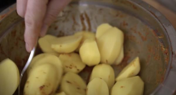 Die Kartoffeln in den Rest der Marinade legen und gut umrühren.