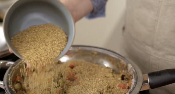 400g Bulgur mit in die Pfanne geben.