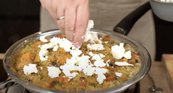 Nach Ablauf der Zeit die Gemüsepfanne mit Gewürzen nachwürzen. Anschließend 200g Feta und 100g Oliven dazugeben. Zum Schluss die gehackten Petersilien dazugeben.