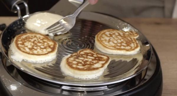 Nach ca. 1 Minute können die Aladuschki gewendet werden. Hier für eine weitere Minute auf der oPan backen lassen.