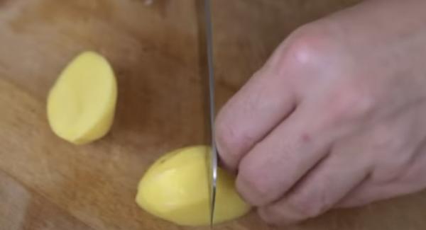 5 mittelgroße Kartoffeln schälen und in Würfel schneiden.