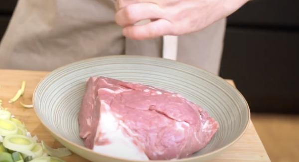 Das Fleisch gut von beiden Seiten salzen.