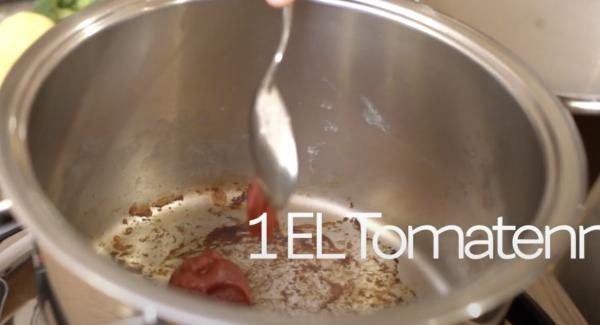 Sobald das Fleisch von allen Seiten gut angebraten ist, das Fleisch aus dem Topf nehmen. Anschließend 1EL Tomatenmark in den Topf geben.