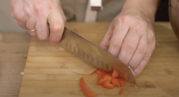 Eine Viertel Paprika in kleine Würfel schneiden.