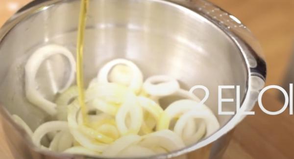 Die Zwiebeln mit 2 EL Olivenöl und einem EL Essig vermischen. Anschließend alles gut mit Salz, Pfeffer, Rustico und Intenso würzen.